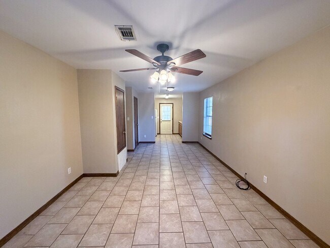 Foto del edificio - Well maintained 2 bedroom 1 bath duplex ~ lawn care, pest control & trash included!