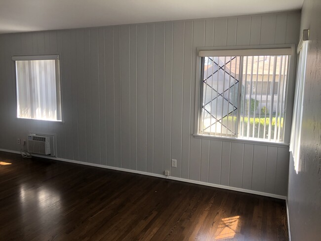 Living room - 945 E Arroyo Ter