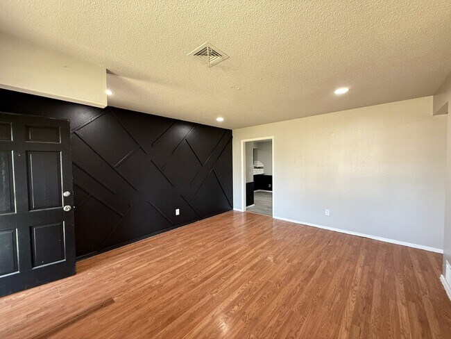 Foto del edificio - 4320 Suntane Cir