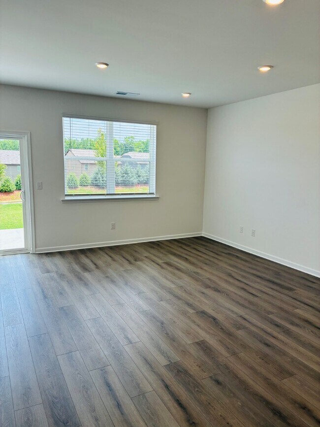 Building Photo - 280 Kenoot Dr
