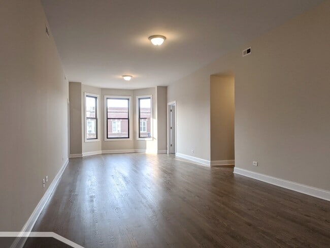 Foto del edificio - 3405 W Fullerton Ave