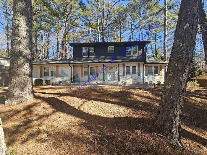 Beautiful 4BR 2BA Home w/ Quartz + SS Kitchen • Fenced Yard • Deck & Porch in SW Atlanta - Beautiful 4BR 2BA Home w/ Quartz + SS Kitchen • Fenced Yard • Deck & Porch in SW Atlanta