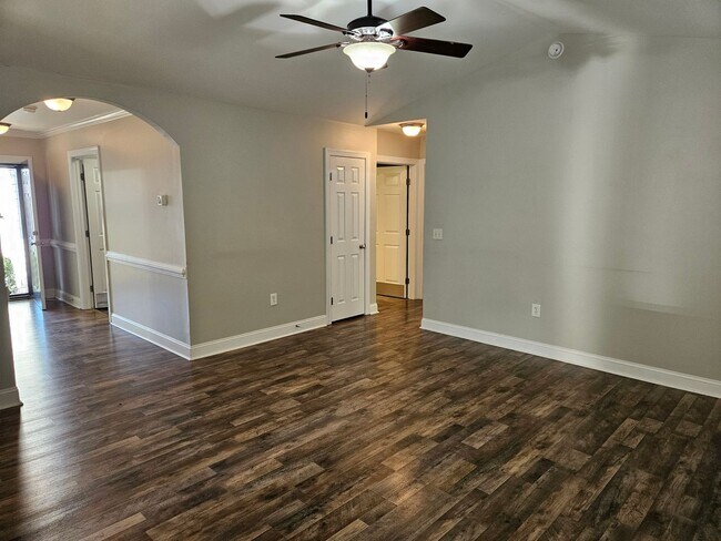 Foto del edificio - Darling 3br2ba ranch home with 2 car garage!