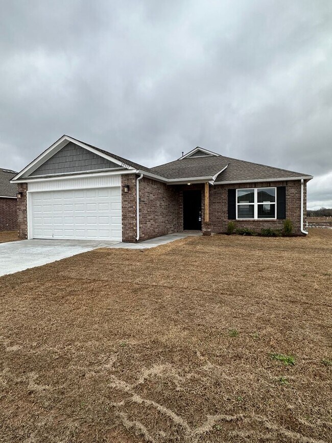 Building Photo - *Pre-leasing* Three Bedroom | Two Bath Hom...
