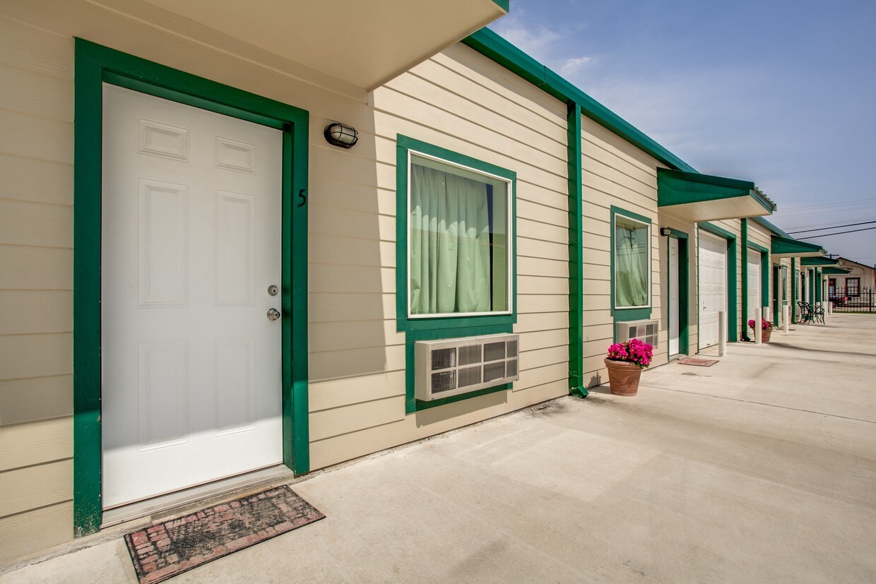 Primary Photo - Gateway Apartments