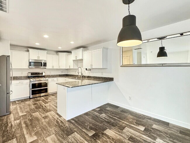 Building Photo - Beautiful Townhouse in Draper - 3 BD 2.5 BA 2 GA - 2250 Square Feet