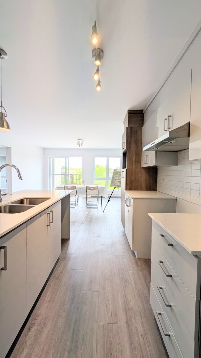 Building Photo - 350 rue Angele-Chartrand