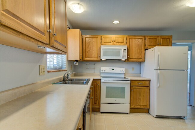 Foto del edificio - Ranch Style Brick home, charming and convenient!