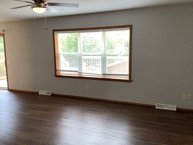 Building Photo - 1005 Pinecrest Ln