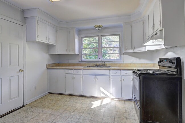 Building Photo - 2442 Tredway Dr
