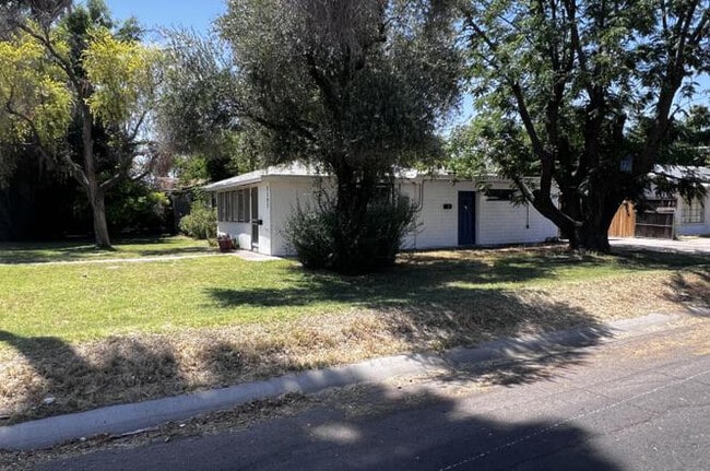 Building Photo - 2102 W Minnezona Ave