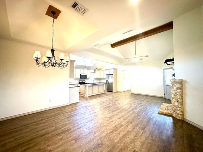 Foto del edificio - 4Bed/2Bath Available with a fireplace!