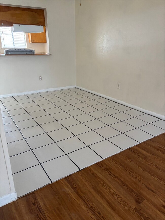 Building Photo - 2210 Buchanan Dr