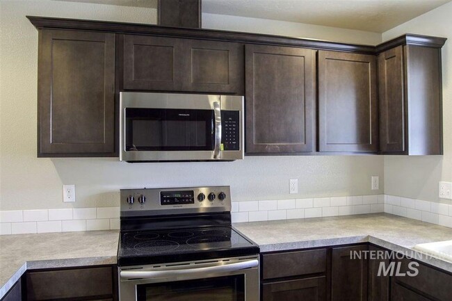 Building Photo - 3 bedroom 2 bath duplex near Settlers Park!