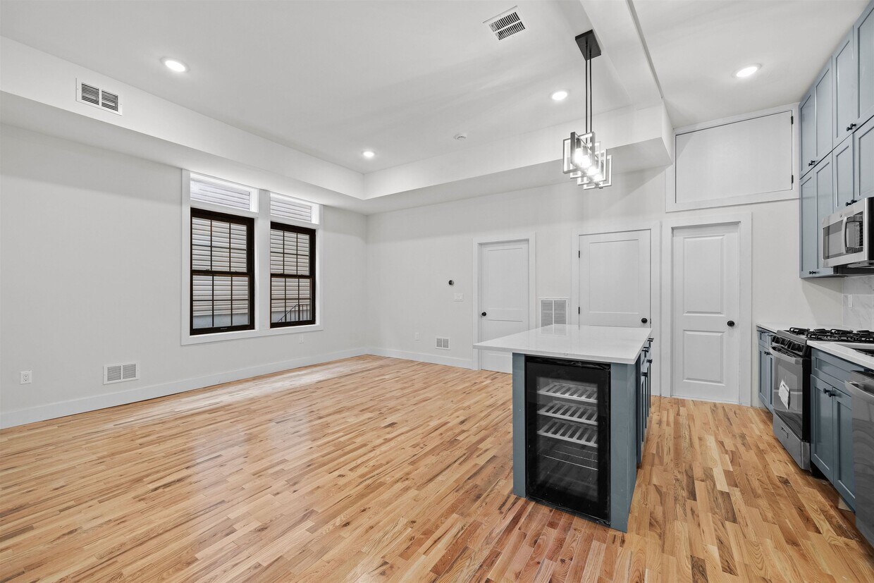 Primary Photo - 241 Palisade Ave
