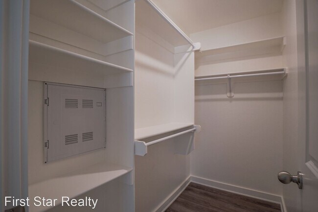 Building Photo - 1 br, 1 bath House - 580 N Honey Locust Bend