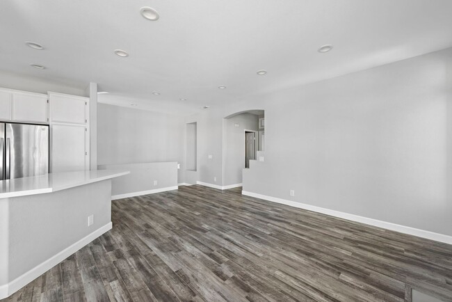 Building Photo - Remodeled Upper End Unit Available Now!