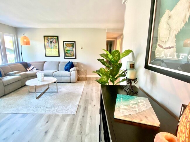 Building Photo - 560 Avenida Sevilla