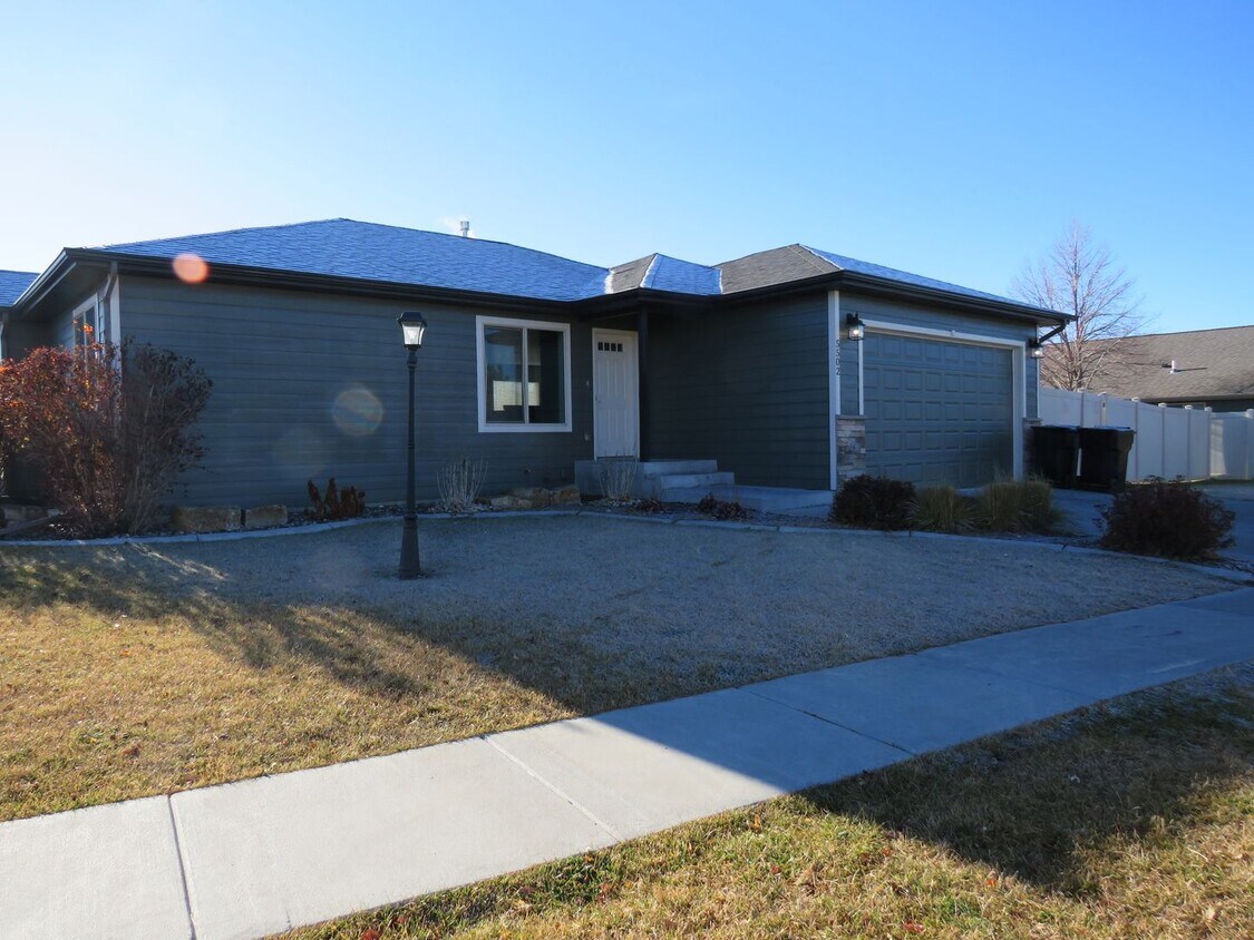 Primary Photo - 4 Bedroom Townhome in River Pointe Subdivi...