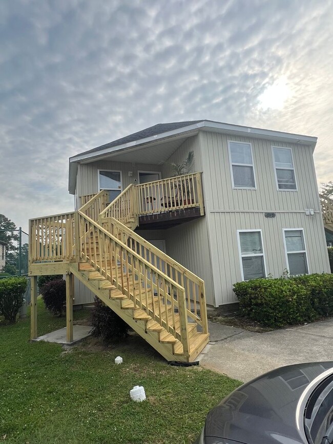 Building Photo - 409 Tree Top Ct