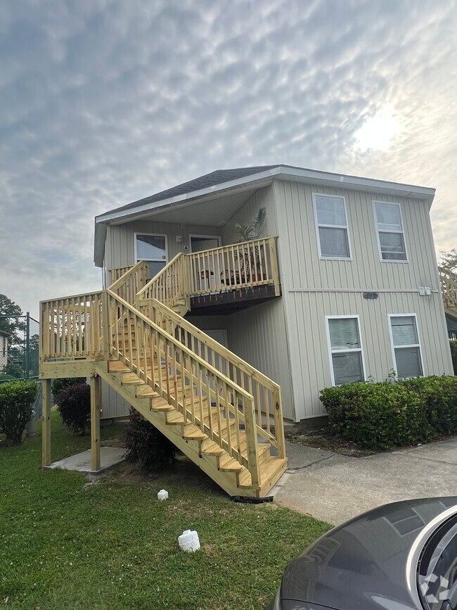Building Photo - 409 Tree Top Ct