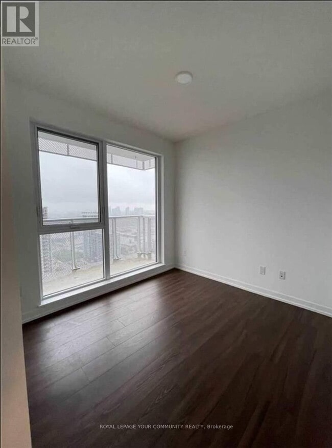 Photo du bâtiment - 4065-4065 Confederation Pkwy