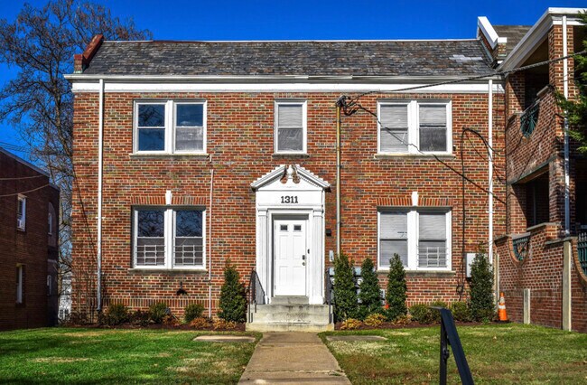Foto del edificio - 1311 Fort Stevens Dr NW