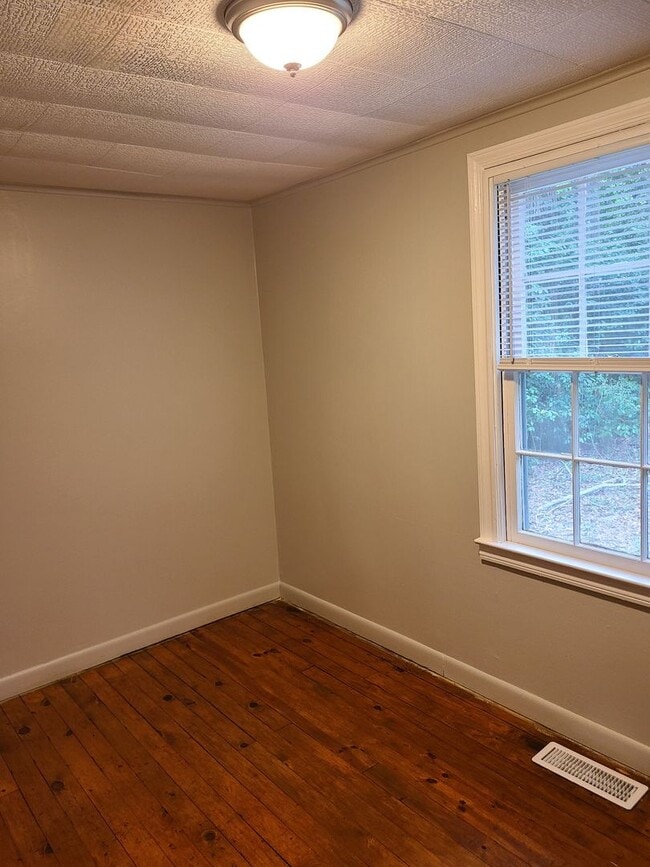 Building Photo - Move in Ready 3 bedroom/one bathroom $850