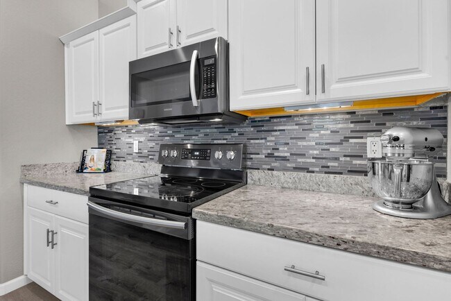 Building Photo - Stylish Home with Loft, Den, Great Room & ...