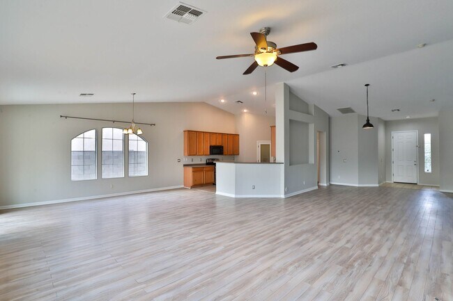 Building Photo - 2023 W Carson Rd