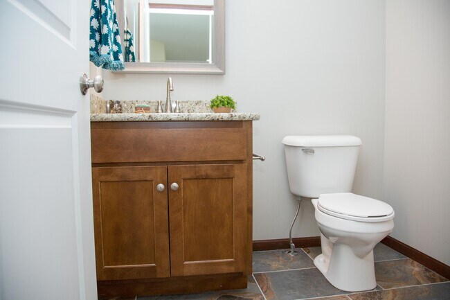 Baño de la planta baja - 6353 Pawnee Ln