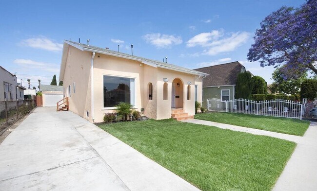 Building Photo - 2847 Somerset Dr