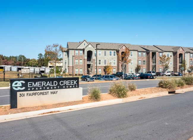 Entrada a Emerald Creek - Emerald Creek Apartments