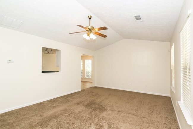 Building Photo - 43 Roxbury Ln