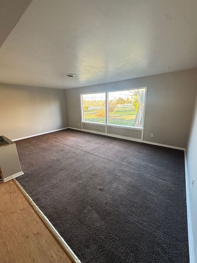 Foto del edificio - 4122 Hiawatha Blvd