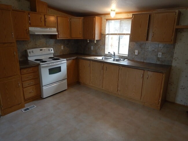 Building Photo - Manufactured Home on Large Lot with Mounta...
