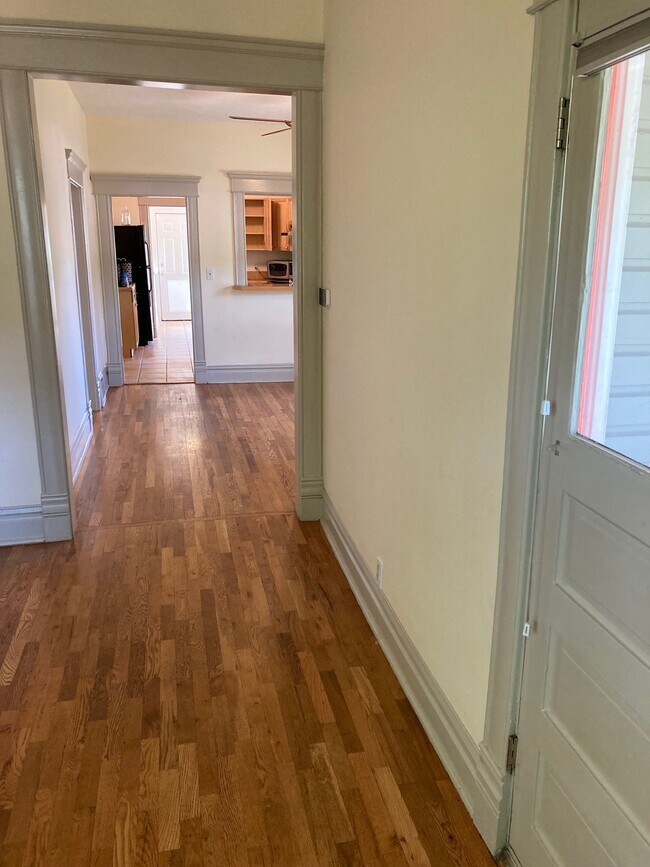 Entrada - 1621 W Hays St