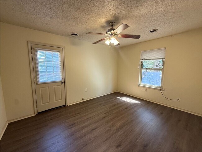 Foto del edificio - 2310 N Raven Ln