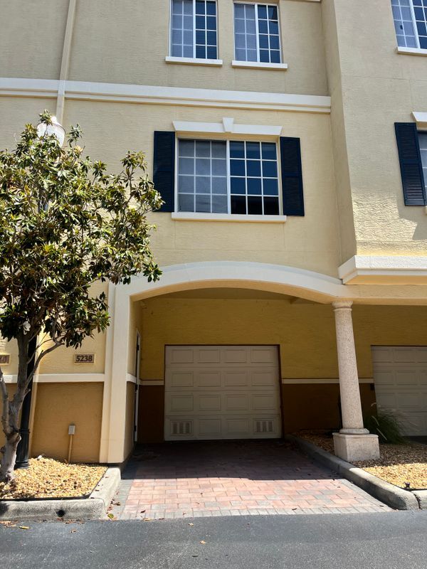 Foto principal - 5238 W Kennedy Blvd