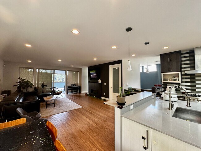 Building Photo - Wonderful West Seattle Home