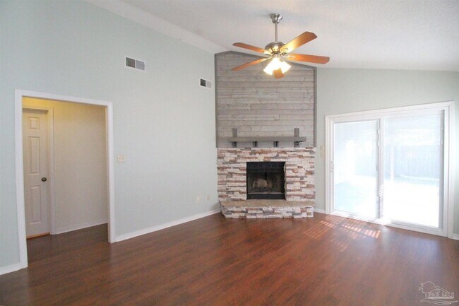 Foto del edificio - 8154 Treetop Ln
