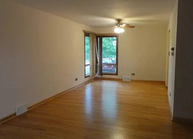 Foto del edificio - 613 St Charles Rd
