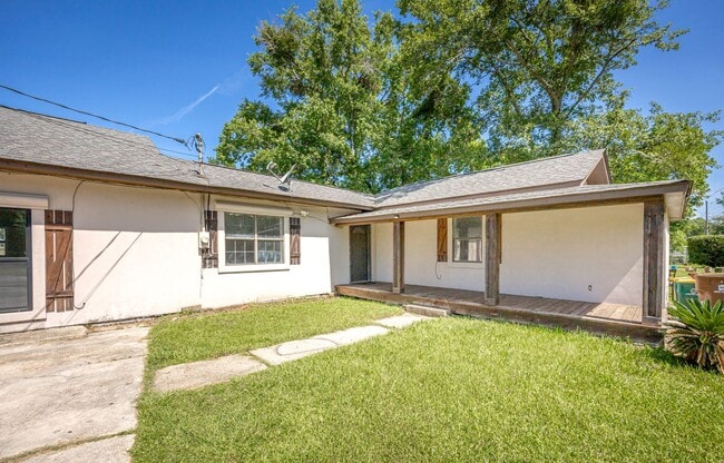 Building Photo - Charming 4-Bedroom, 2-Bath Home in a Prime...