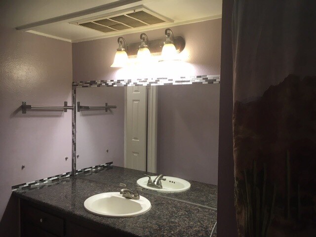 Foto del edificio - 5349 Newcastle Ave