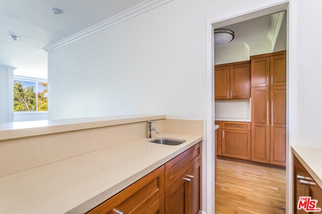 Building Photo - 927 Kings Rd