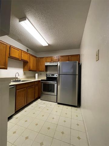 Building Photo - 18333 Roehampton Dr