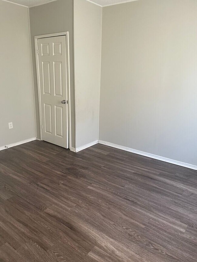 Foto del edificio - 3BR 1BA Home w/ Central A/C • W/D Hookups • Off-Street Parking in Memphis