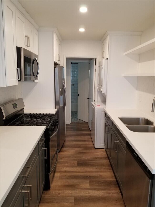 Foto del edificio - 6051 Hillandale Dr
