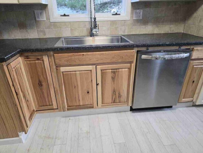 Foto del edificio - 5009 Emerald Dr