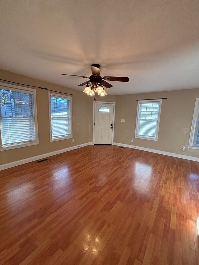 Building Photo - Freshly Renovated Dollhouse in Maryville!!